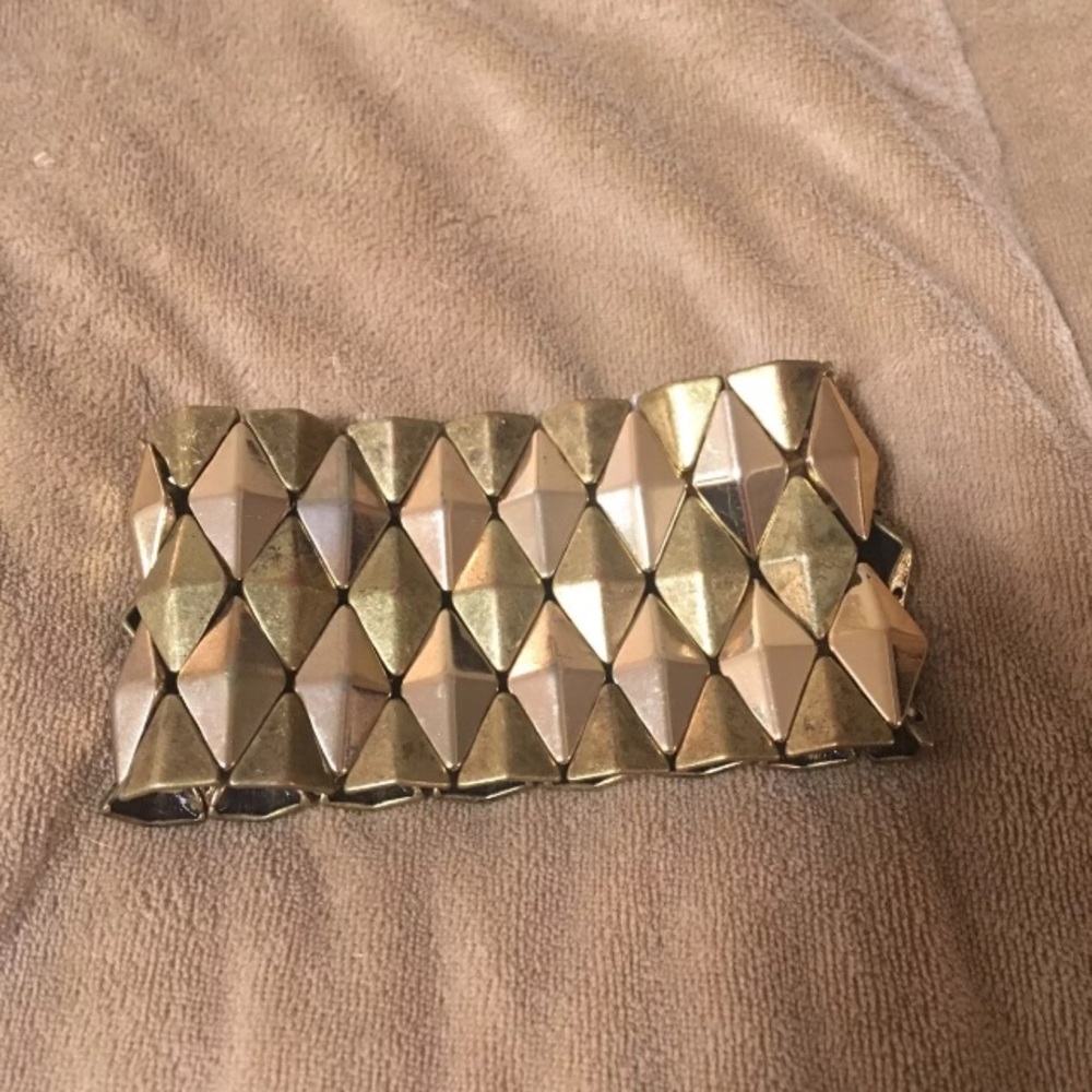 Gold stretchy bracelet